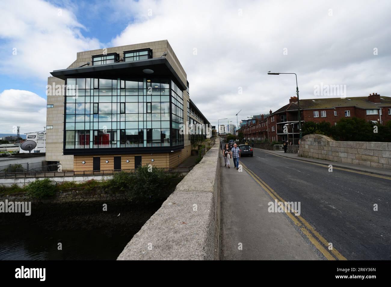 Marche sur le pont Ringsend à Dublin, Irlande. Banque D'Images