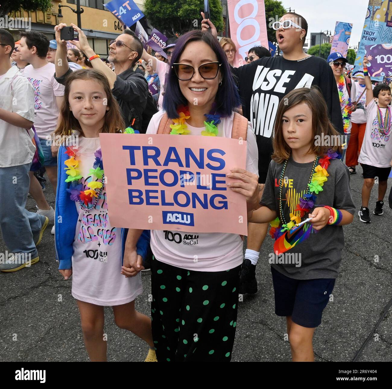 Los Angeles, États-Unis. 11th juin 2023. L.A. Défilé de fierté les participants marchent le long du boulevard Hollywood dimanche, 11 juin 2023. Le L.A. Le défilé de fierté, qui a attiré des milliers de personnes sur Hollywood Boulevard, est arrivé à un moment où les questions LGBTQ, en particulier les droits et la visibilité des personnes transgenres et non-conformes, sont au centre des guerres culturelles américaines. Photo de Jim Ruymen/UPI crédit: UPI/Alay Live News Banque D'Images