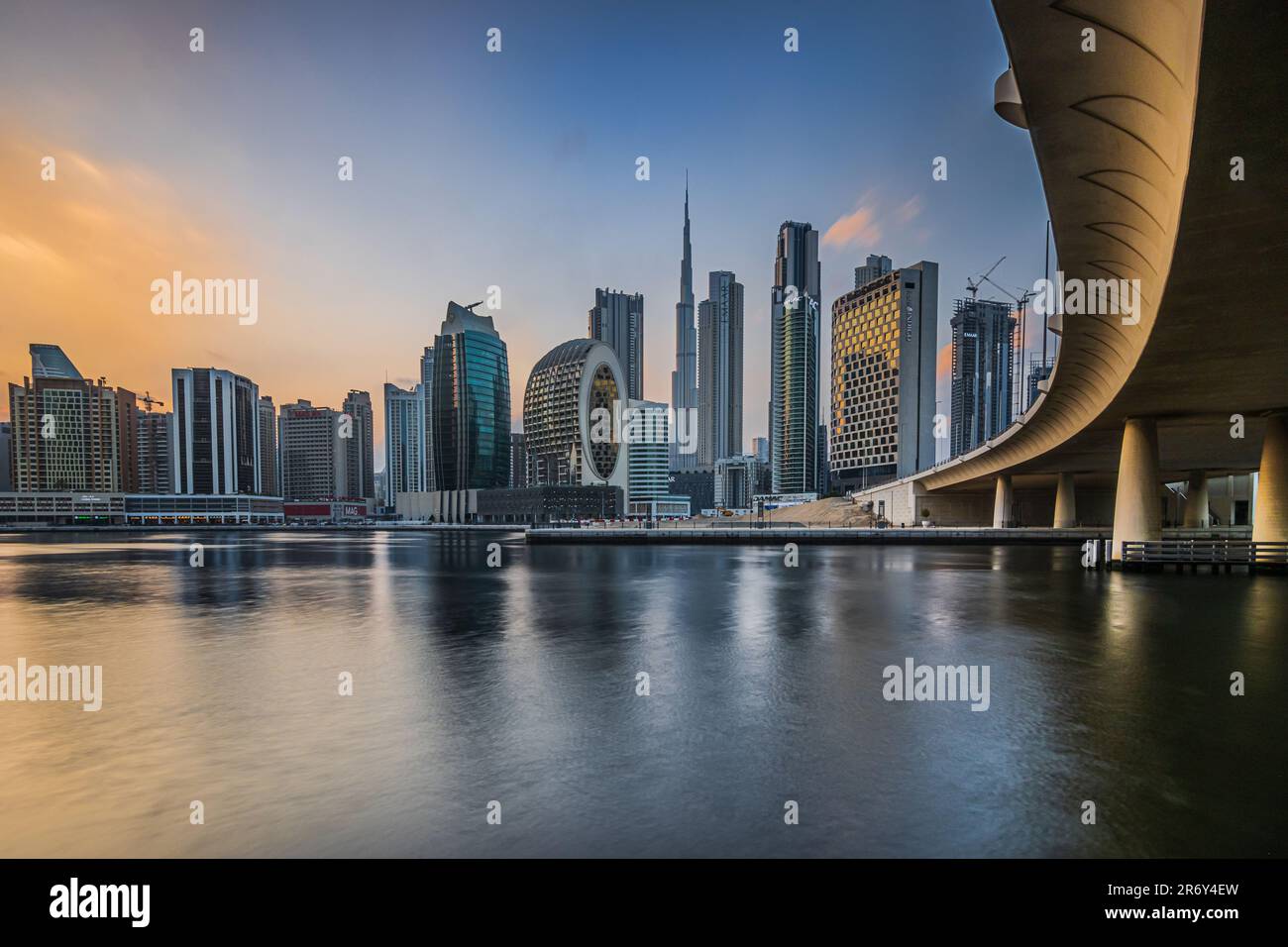 Vue sur la ville de Dubaï au coucher du soleil. Ambiance nocturne avec vue sur les gratte-ciels du centre financier et d'affaires de la ville arabe dans les Émirats. Banque D'Images