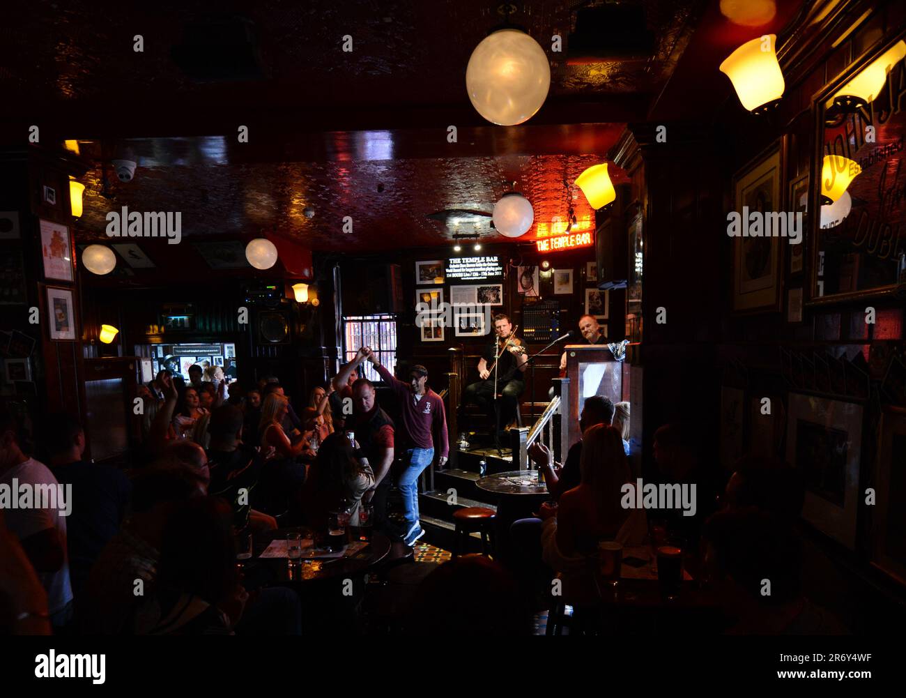 Le pub chaleureux et animé Temple Bar à Dublin, en Irlande. Banque D'Images