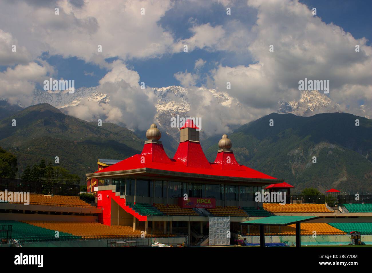Vue magnifique et panoramique du stade de cricket du HPCA et de la chaîne de montagnes de l'Himalaya avec des nuages célestes qui les couvrent Banque D'Images