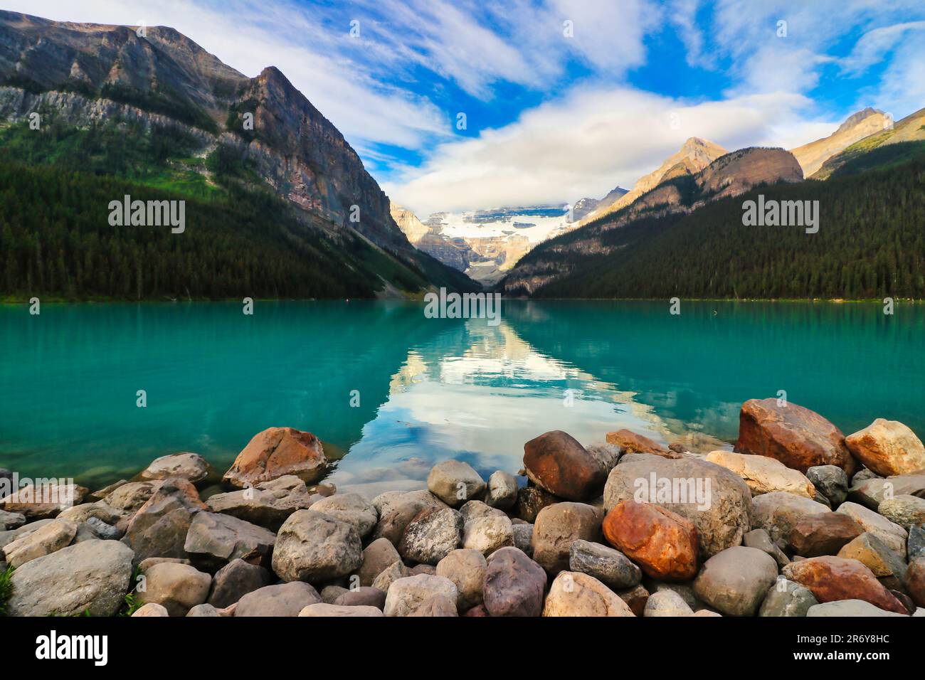 L'emblématique, mondialement célèbre, le magnifique lac Louise est encadré par le soleil matinal près de Banff, dans les rocheuses canadiennes Banque D'Images