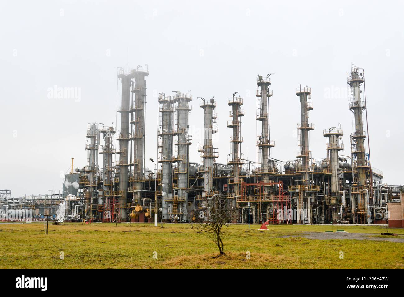 Colonnes de rectification, unité de séparation des gaz à la raffinerie de pétrole, usine pétrochimique. Banque D'Images