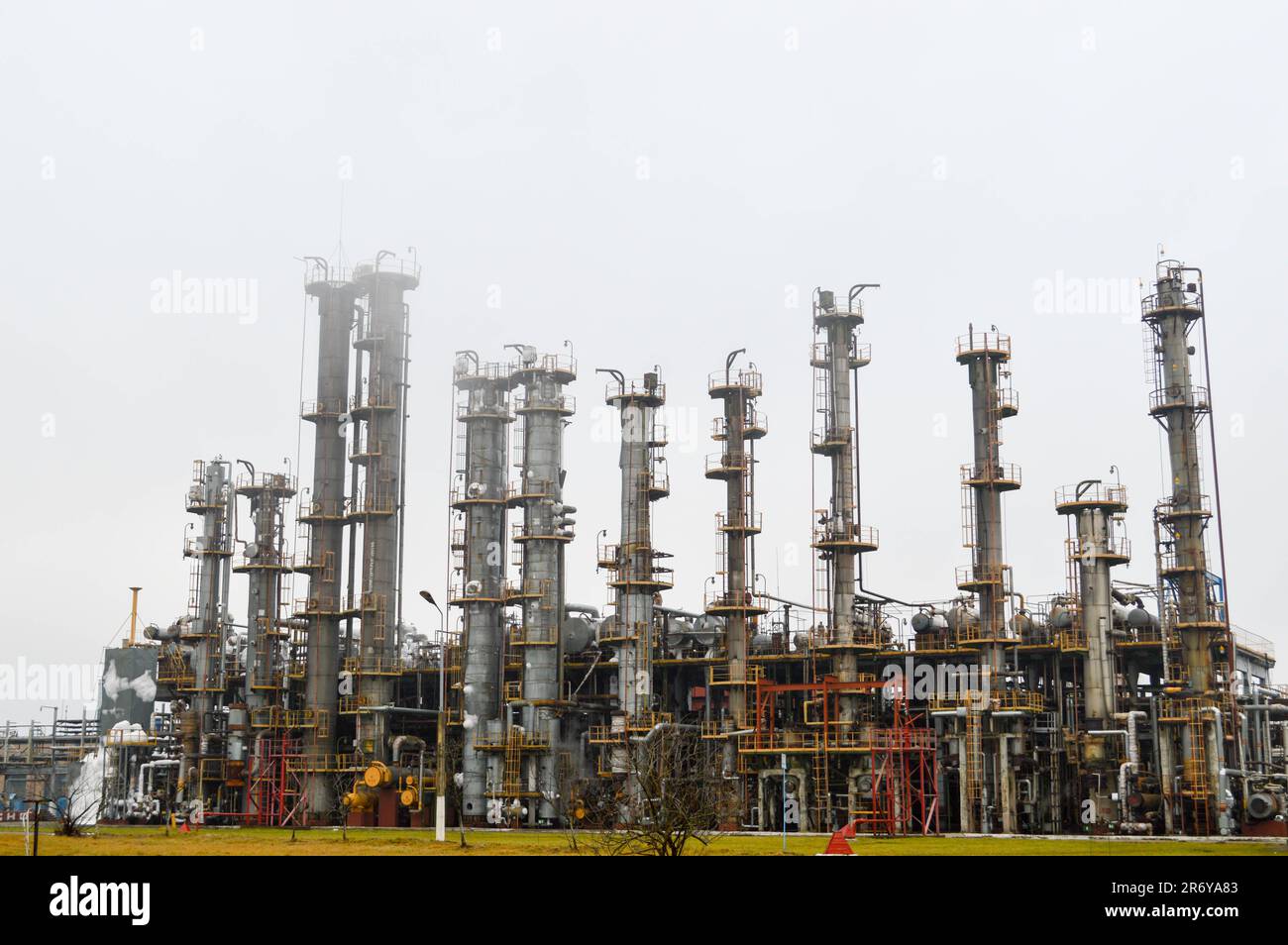 Colonnes de rectification, unité de séparation des gaz à la raffinerie de pétrole, usine pétrochimique. Banque D'Images