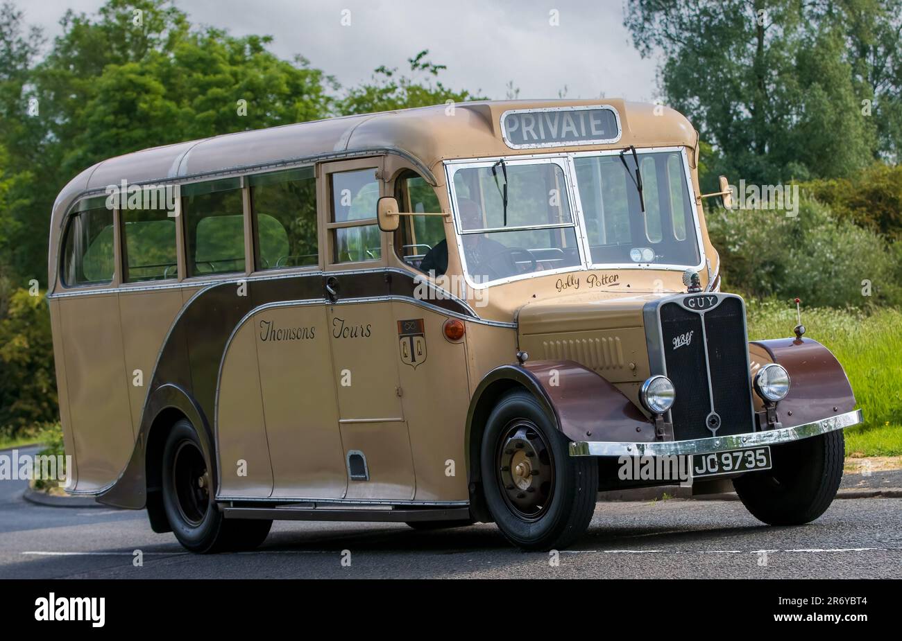 Stony Stratford, Royaume-Uni - 4 juin 2023 : 1949 GUY WOLF en autocar voyageant sur une route de campagne anglaise. Banque D'Images