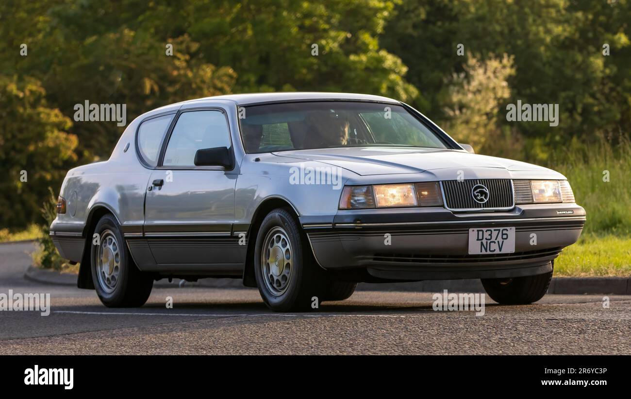 Stony Stratford, Royaume-Uni - 4 juin 2023: 1987 FORD MERCURY COUGAR voiture classique voyageant sur une route de campagne anglaise. Banque D'Images