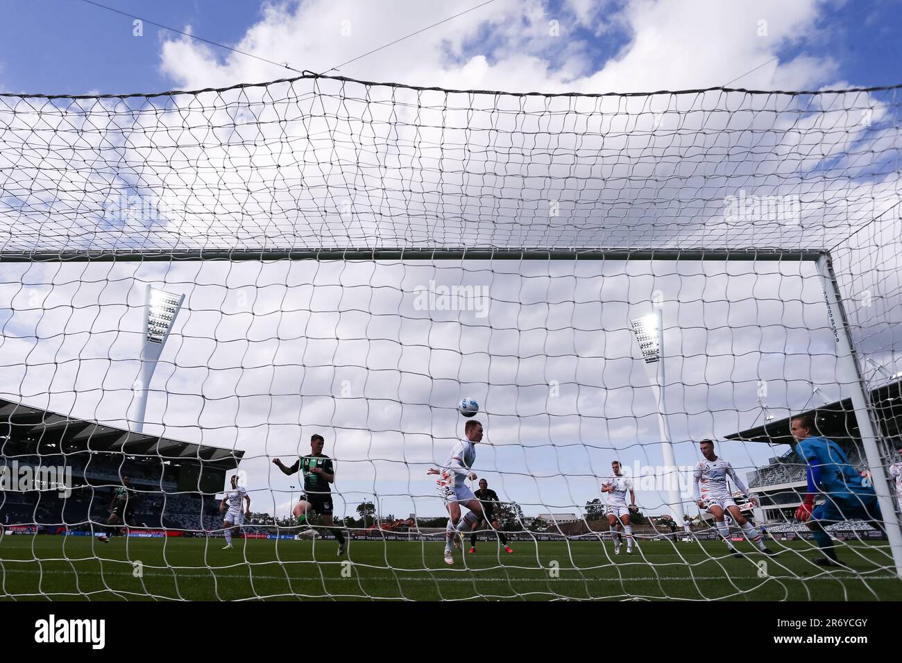 MELBOURNE, AUSTRALIE - 11 DÉCEMBRE : Corey Brown, de Brisbane, dirige le ballon lors du match de football de la Ligue A de 4 entre le Western United FC et le rugissement de Brisbane au stade GMHBA de 11 décembre 2021, à Melbourne, en Australie. Banque D'Images