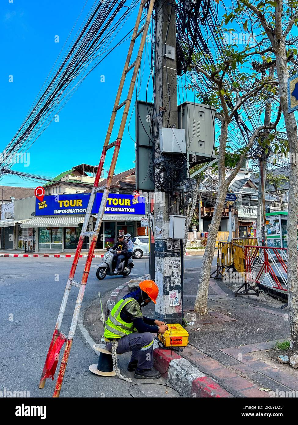 Chiang mai, Thaïlande, travailleur thaïlandais travaillant dans la rue, public Electricity Company réparant l'installation, travaillant dans la chaleur Banque D'Images