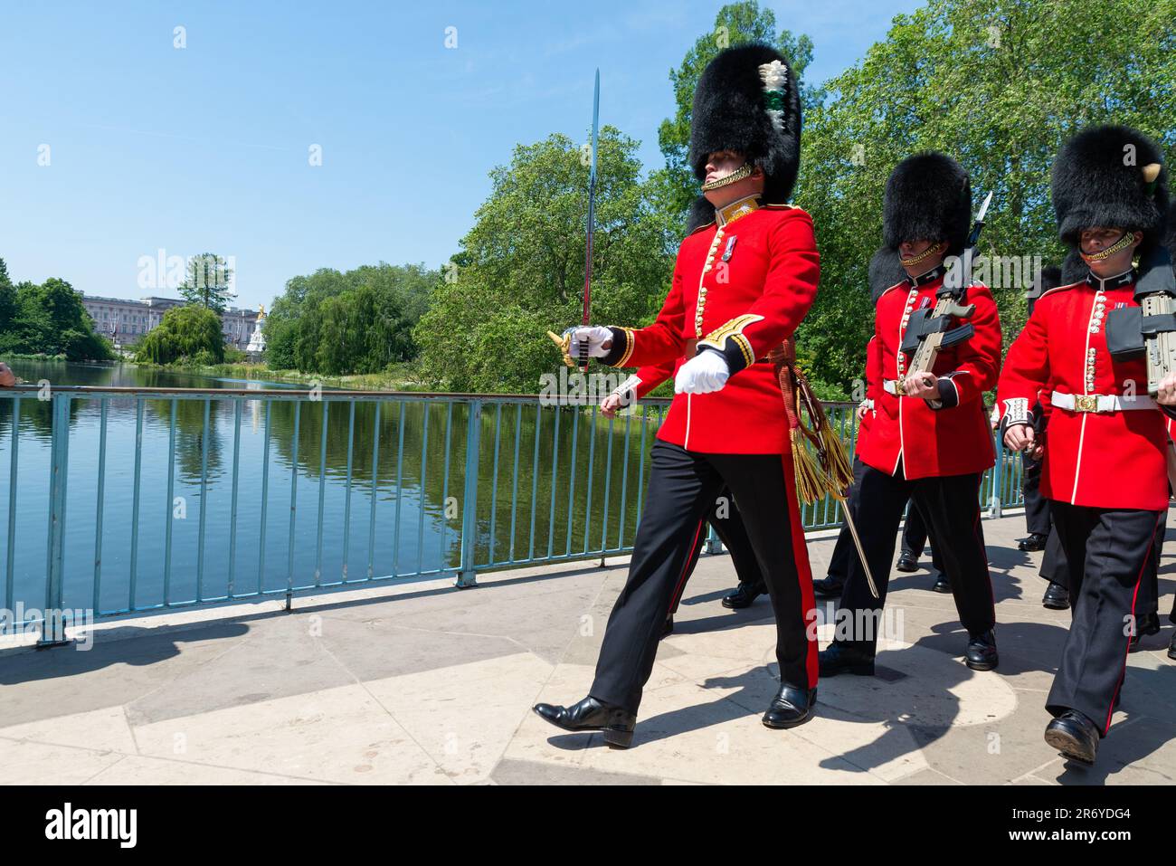 Les soldats traversant le pont dans le parc St James's pour retourner à la caserne suite à l'examen du colonel de Trooping the Color Banque D'Images