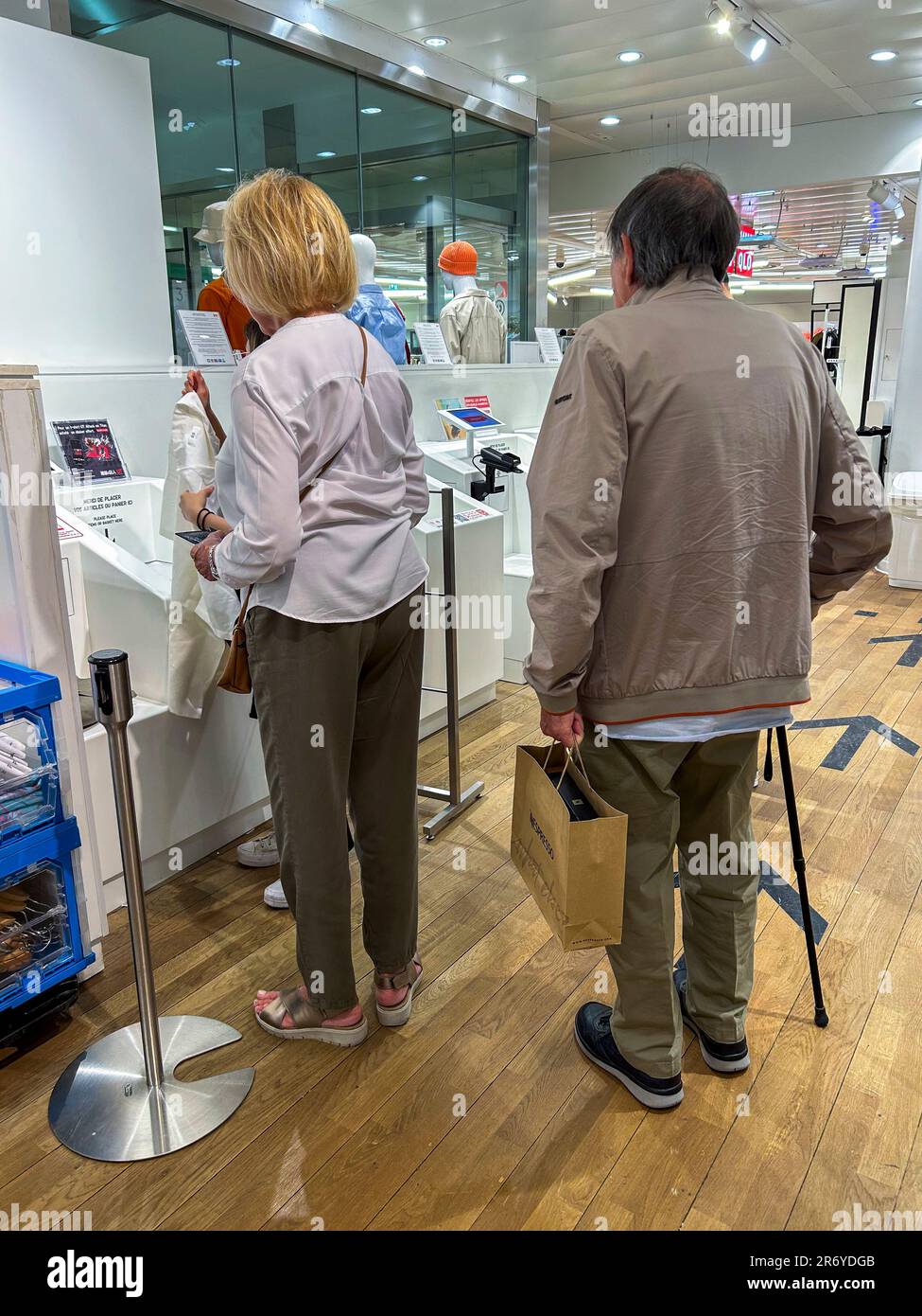 Paris, France, clients seniors utilisant des machines à auto-vérification dans le magasin de vêtements Uni-Qlo, grand magasin Printemps, 12th District Banque D'Images