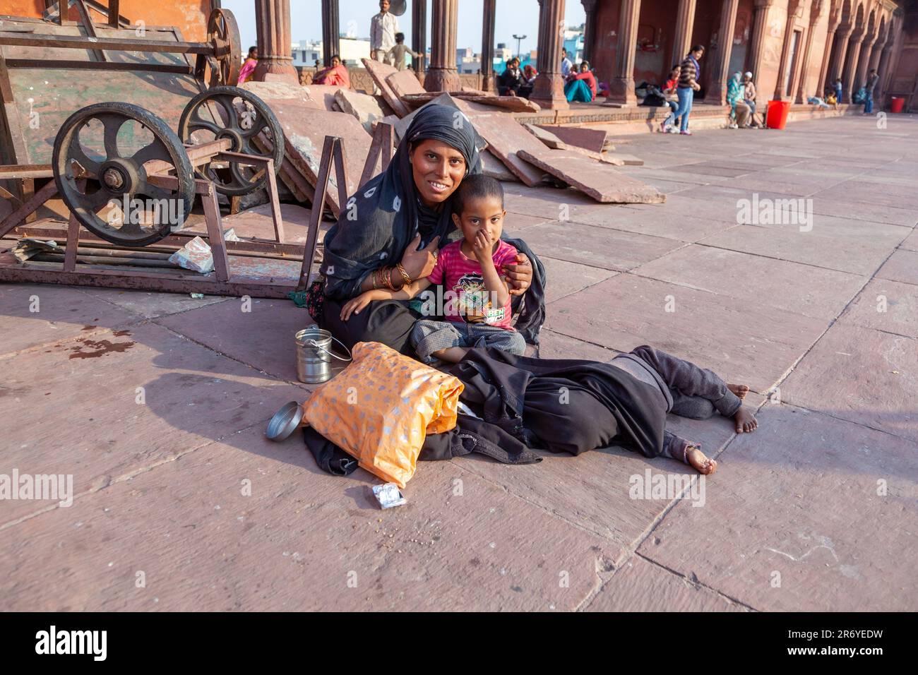 Delhi, Inde - 10 novembre 2011: La mère avec l'enfant repose sur la cour de la mosquée Jama Masjid à Delhi. JAMA Masjid est la principale mosquée de l'ancienne Banque D'Images