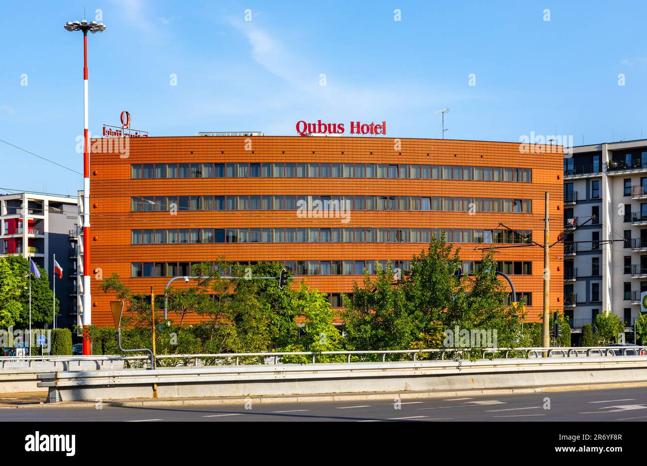 Lodz, Pologne - 21 mai 2023: Hôtel Qubus l'architecture moderne à la rue Mickiewicza dans le centre historique de la vieille ville de Lodz Banque D'Images
