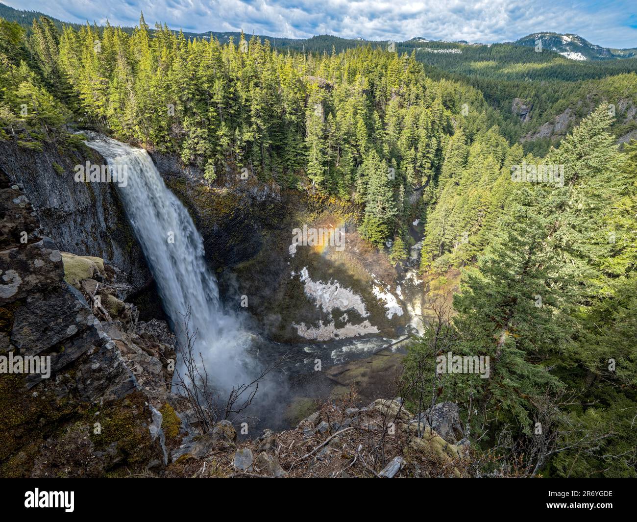 Un Arc en ciel Se Forme Au dessus Des Chutes De Salt Creek Dans La un-arc-en-ciel-se-forme-au-dessus-des-chutes-de-salt-creek-dans-la