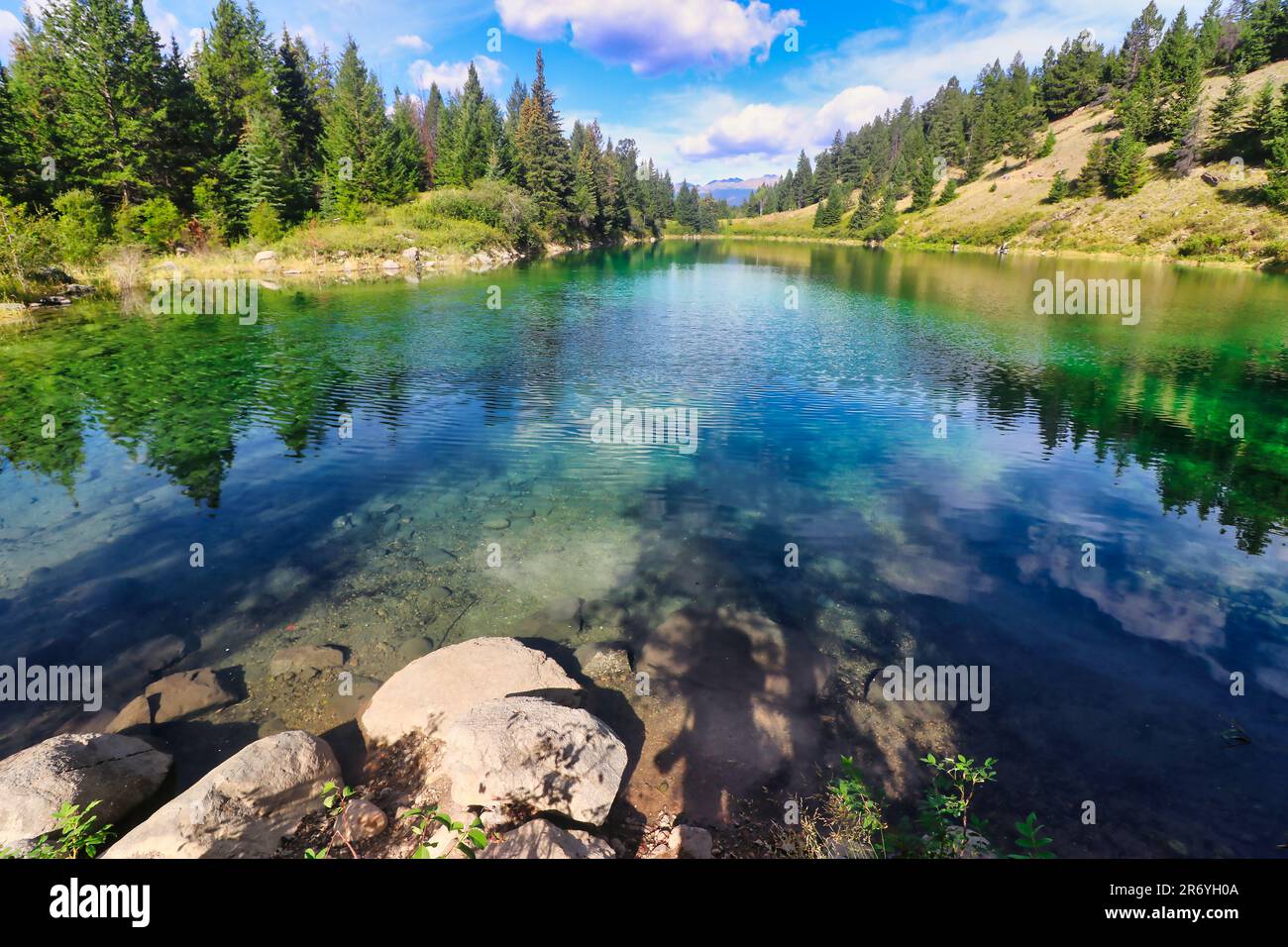 Vue pittoresque de l'un des lacs de la région de la vallée des cinq lacs, près de Jasper, dans les Rocheuses canadiennes Banque D'Images