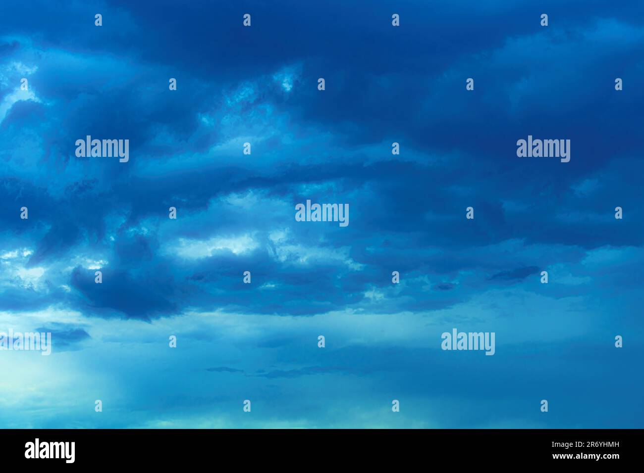 Ciel et nuages spectaculaires comme fond d'ambiance, temps et climat Banque D'Images