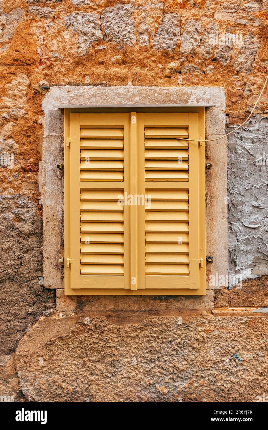 Volets jaunes d'une ancienne maison à Lovran, Croatie Banque D'Images