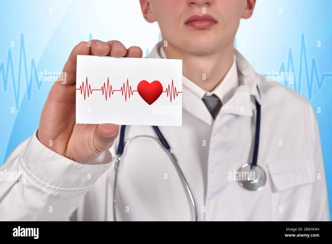 médecin tenant une carte de visite avec symbole de pouls Banque D'Images