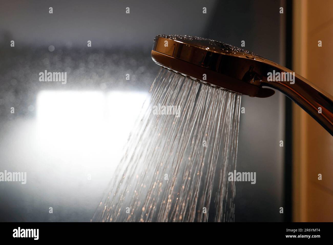 Wetzlar, Deutschland, 05.06.2023, Duschkopf einer Dusche mit fließenden  Wasser in einem Badezimmer im Hotel Foto: Norbert Schmidt, Düsseldorf Photo  Stock - Alamy