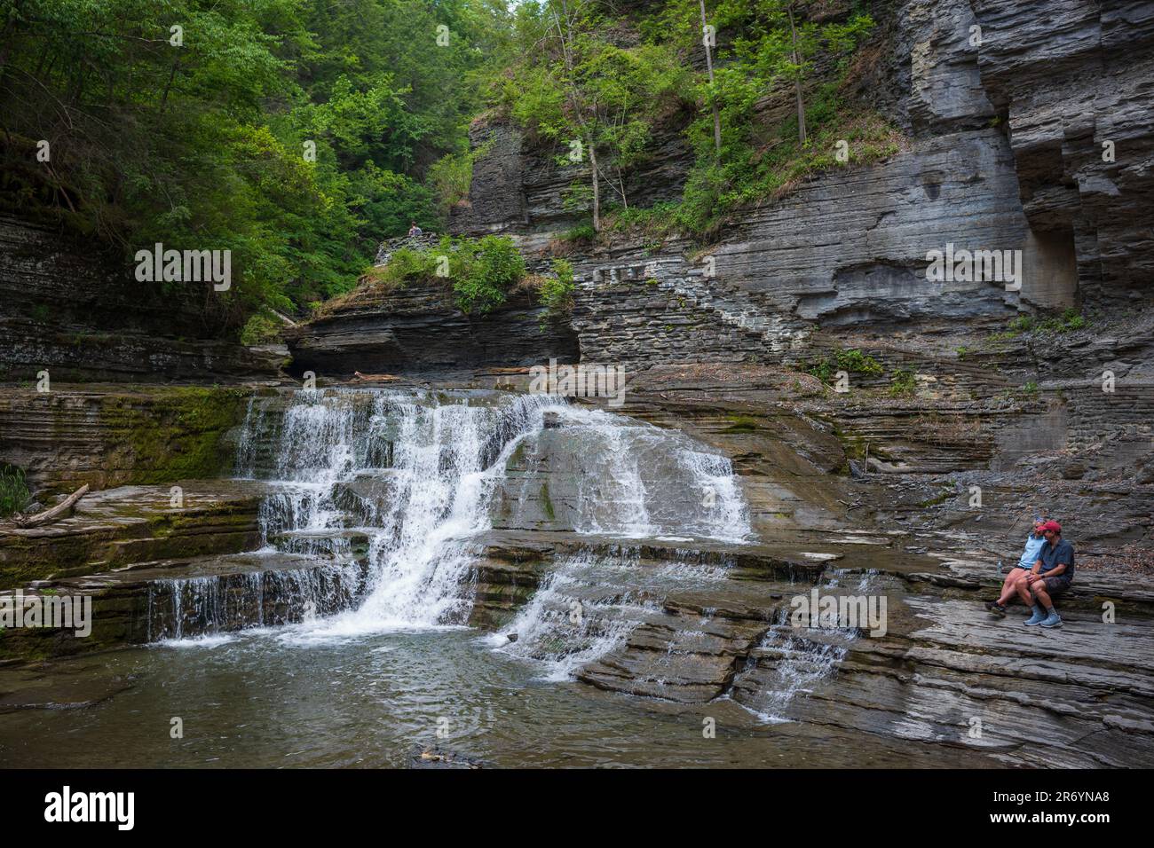 Ithaca, NY, USA - 11 juin 2023 : un couple observe les rapides de Lucifer Falls dans le parc national Robert H. Treman situé dans la région de Finger Lakes de New Banque D'Images