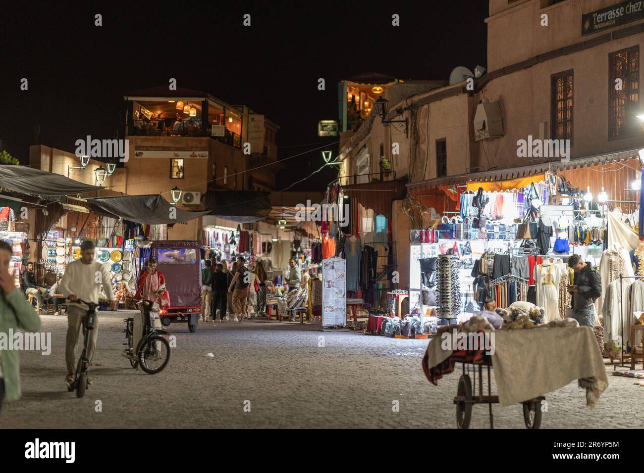 Nuit sur la place Jemaa el-Fnaa. Banque D'Images
