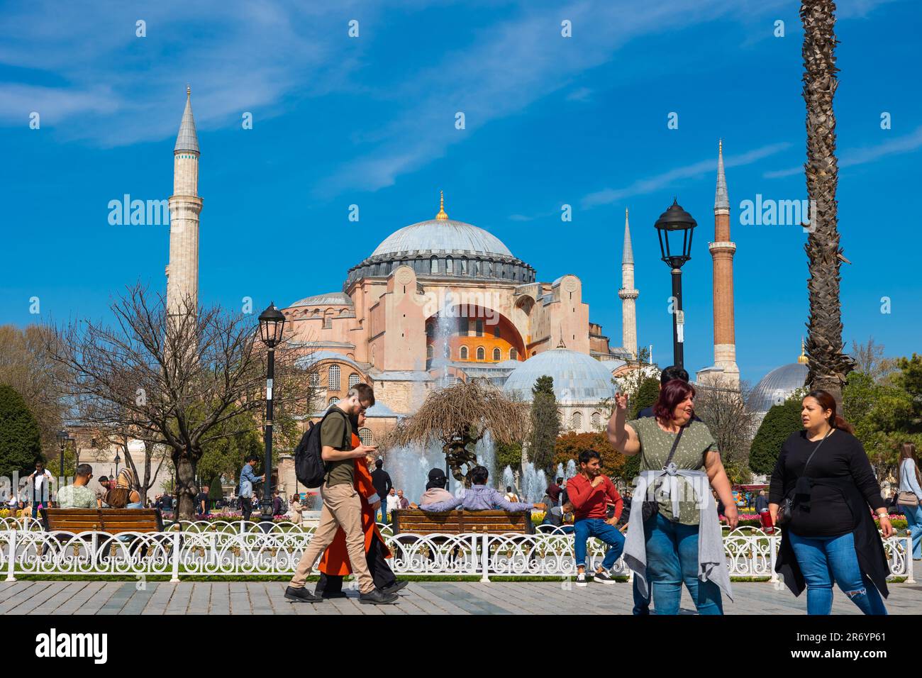 Touristes et Sainte-Sophie ou mosquée Ayasofya. Voyage à Istanbul photo de fond. Istanbul Turkiye - 4.14.2023 Banque D'Images