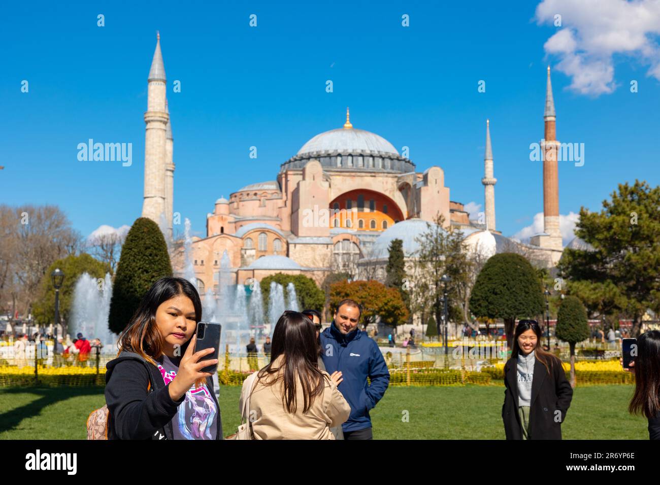 Touristes et Sainte-Sophie en journée. Voyage à Istanbul photo de fond. Istanbul Turkiye - 3.30.2023 Banque D'Images