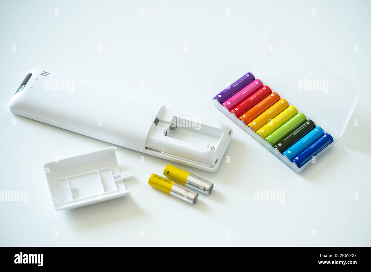 Nouvelle pile AAA colorée dans un coffret en plastique pour télécommande de téléviseur et piles usagées Banque D'Images