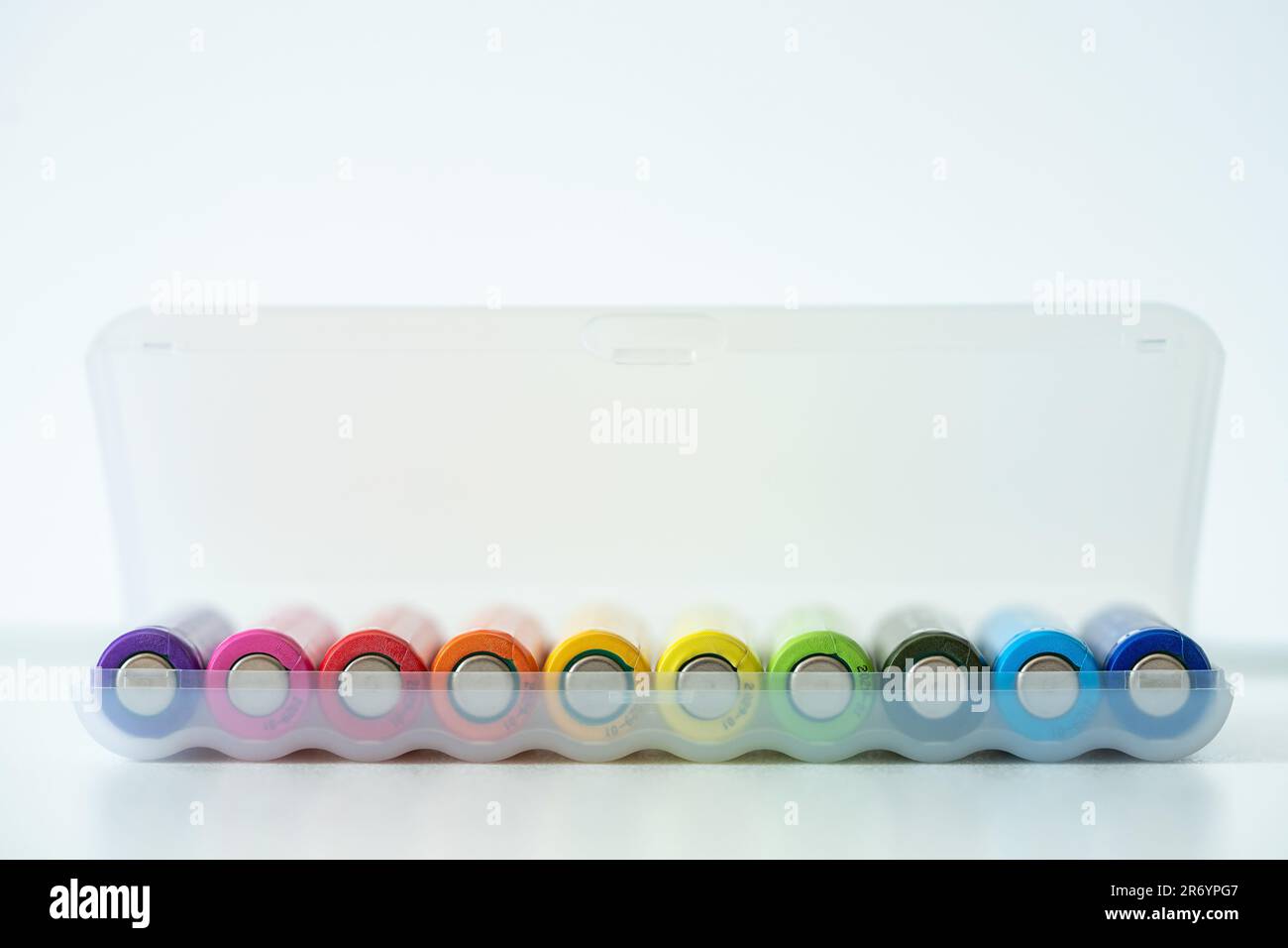 Nouvelle pile AAA colorée dans une boîte en plastique, macro-prise de vue de l'accumulateur rechargeable, piles alcalines Banque D'Images