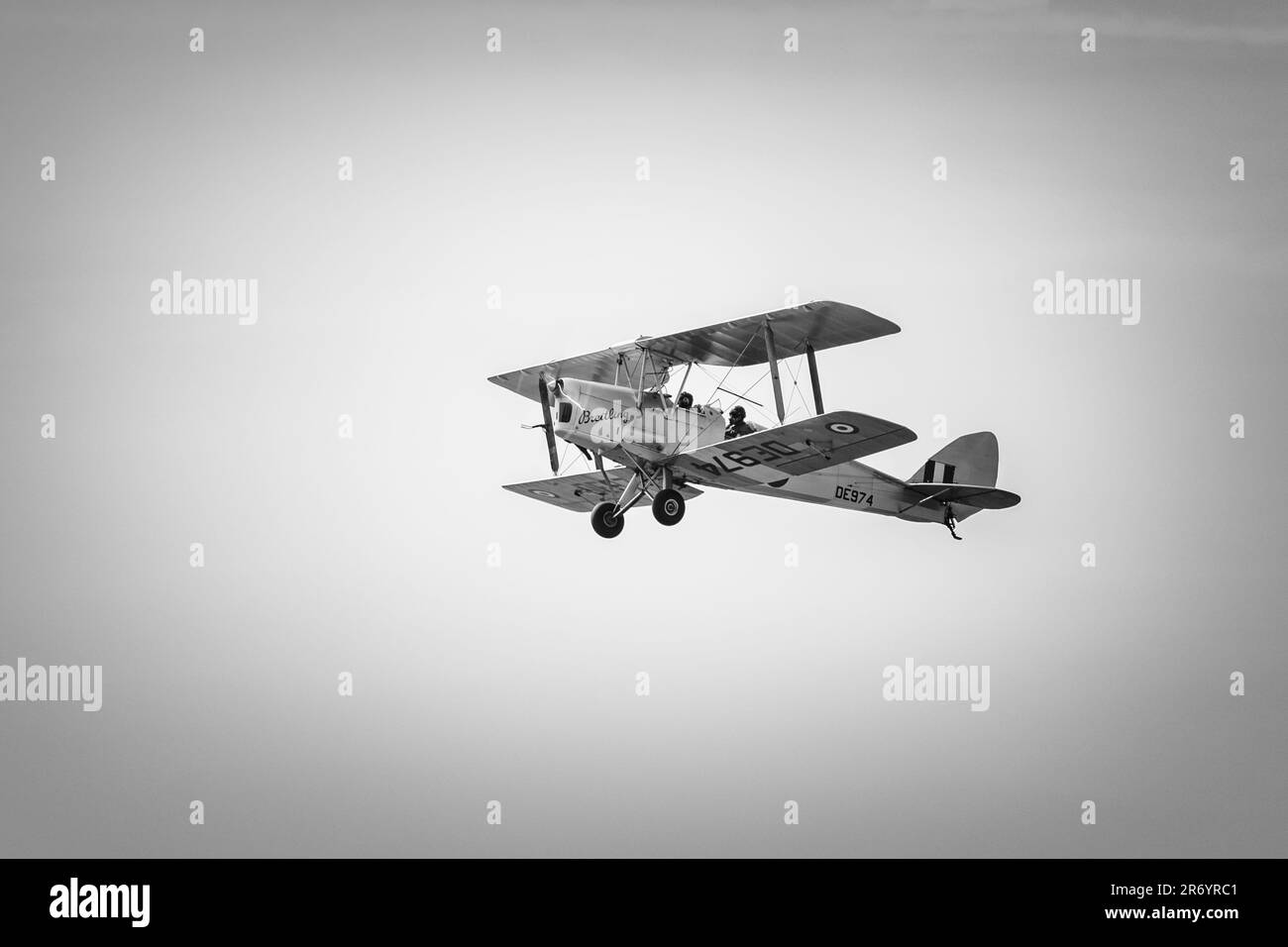 Une de Havilland Tiger Moth volant un jour ensoleillé Banque D'Images