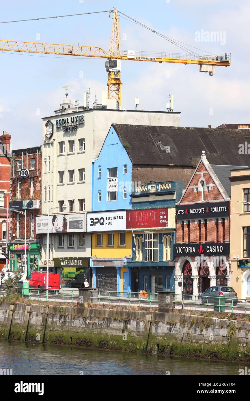 Entreprises et bâtiments surplombant la rivière Lee près du pont St Patrick, Cork City, County Cork, Irlande Banque D'Images