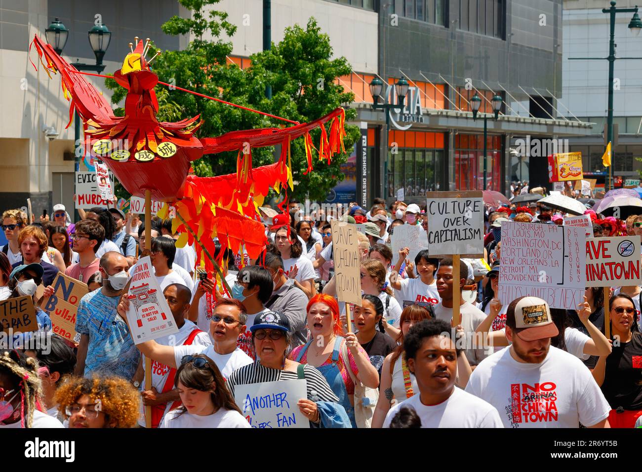 10 juin 2023, Philadelphie. Pas d'arène dans Chinatown proteste march. Divers groupes de personnes avec Phoenix 众志成城 protestent contre le stade (voir add'l info). Banque D'Images