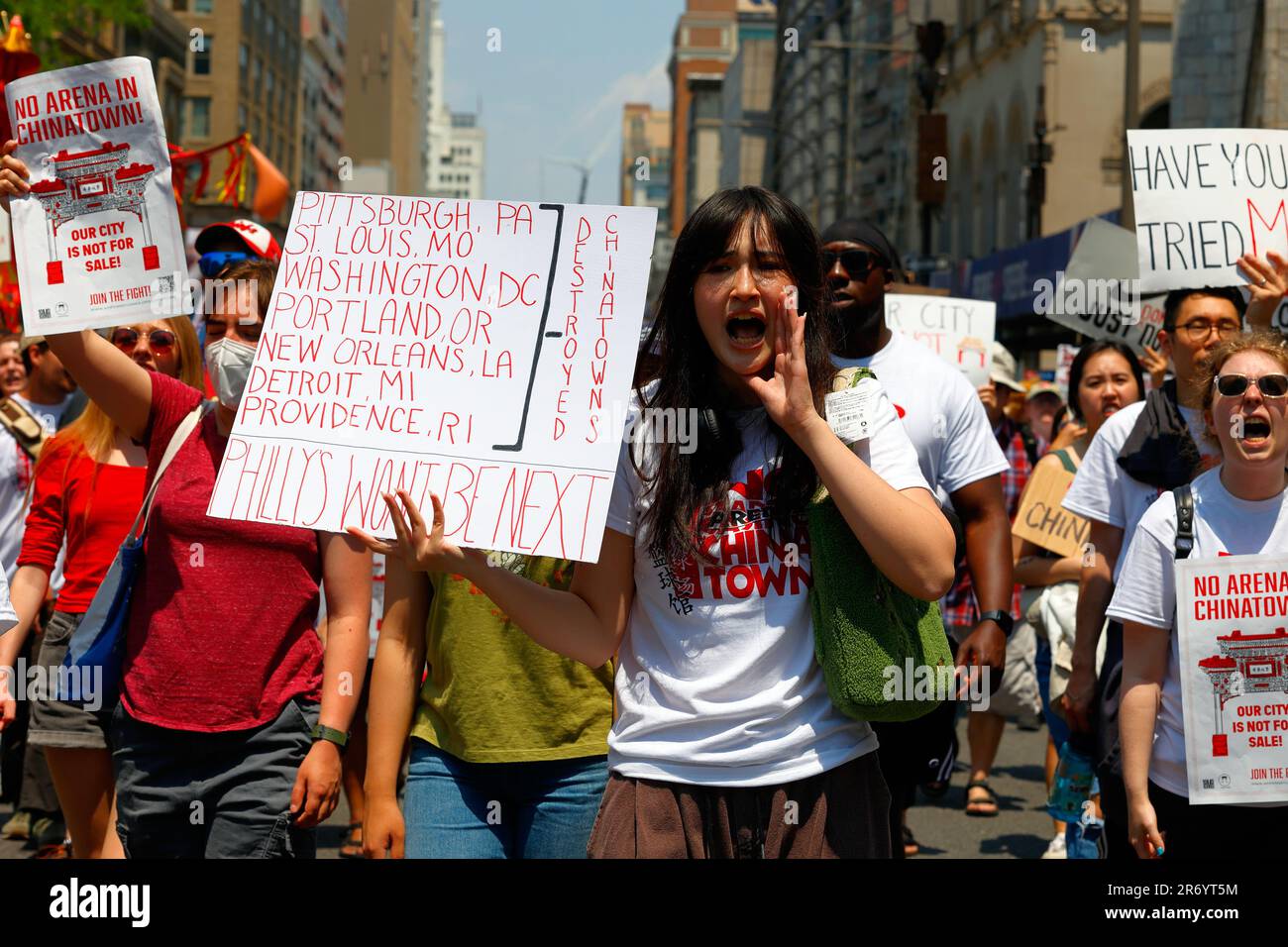 10 juin 2023, Philadelphie. Pas d'arène dans Chinatown proteste march. Une femme détient une liste des Chinatrust détruits aux États-Unis (voir add'l info). Banque D'Images