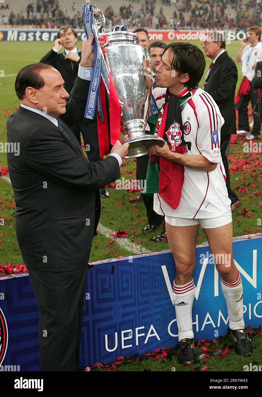 Photo du dossier datée du 23/05/07 de l'ancien Premier ministre italien Silvio Berlusconi décédé lundi à l'âge de 86 ans, montré ici avec Filippo Inzaghi (à droite) célébrant avec le trophée sur le terrain, après la finale de la Ligue des champions de l'UEFA entre l'AC Milan et Liverpool au stade olympique d'Athènes, en Grèce. Banque D'Images