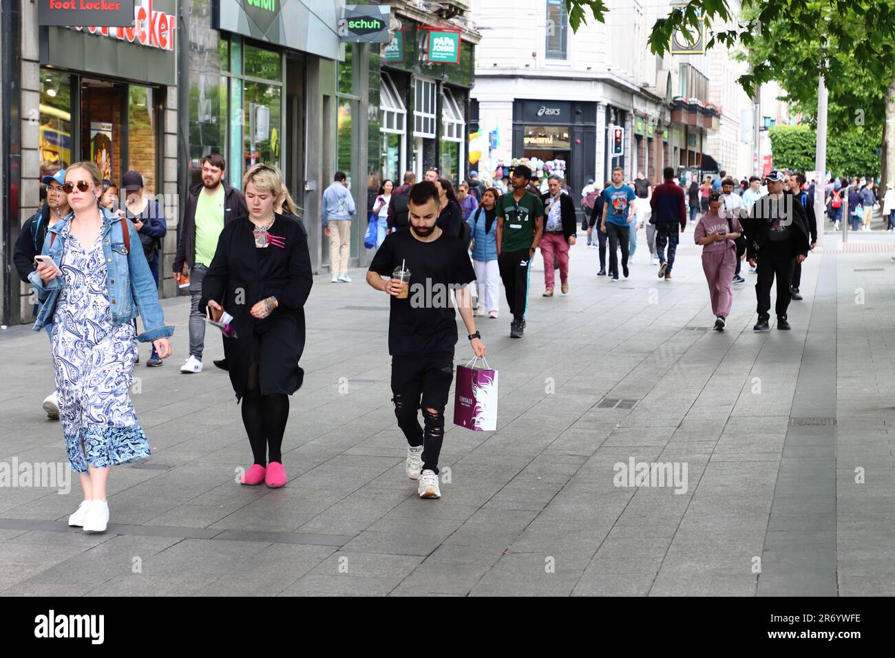 Une matinée chargée sur O'Connell Street, Dublin, Irlande Banque D'Images