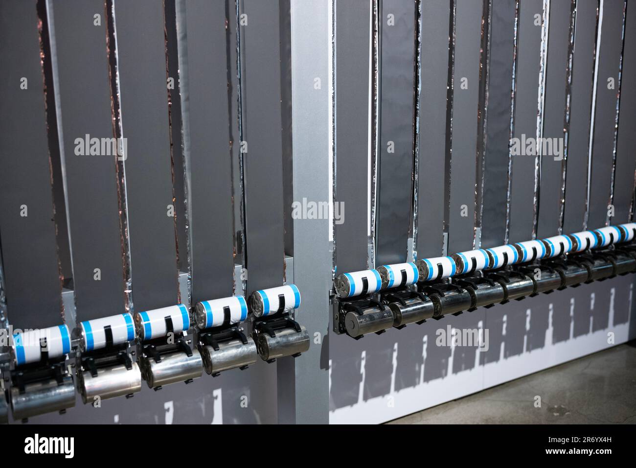 Los Angeles, CA, Etats-Unis - 26 décembre 2022 : la cellule de batterie 4680 de Tesla, une nouvelle cellule de batterie sans languette dans un format plus grand avec une nouvelle chimie, permettant un moins cher Banque D'Images