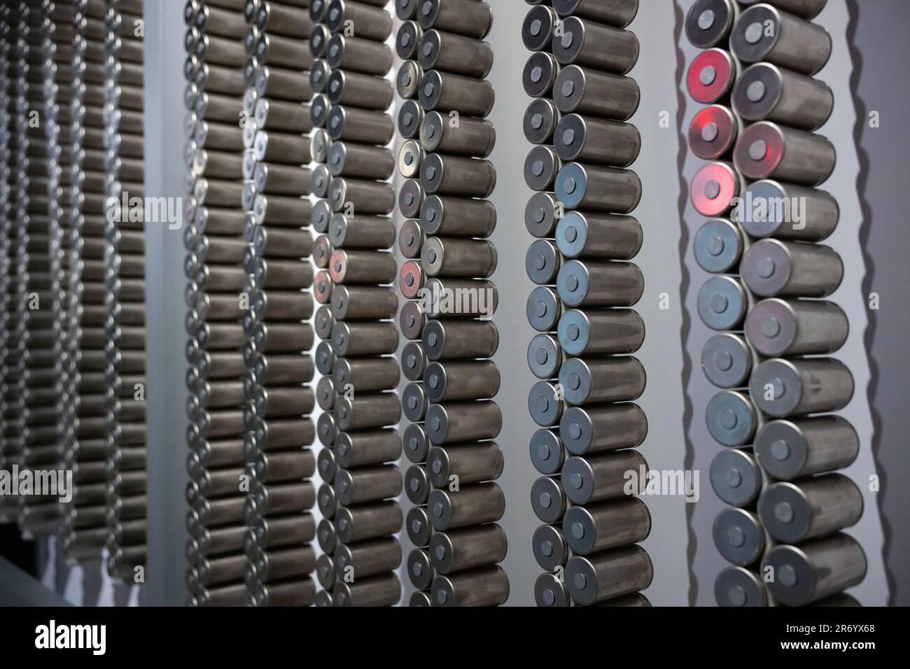 Los Angeles, CA, Etats-Unis - 26 décembre 2022 : la cellule de batterie 4680 de Tesla, une nouvelle cellule de batterie sans languette dans un format plus grand avec une nouvelle chimie, permettant un moins cher Banque D'Images