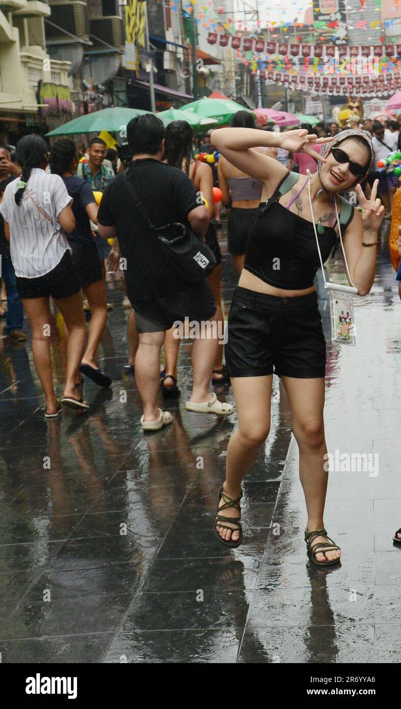 Des éclaboussures d'eau pendant les célébrations de Songkran (nouvel an thaïlandais) sur Khaosan Road, Banglamphu, Bangkok, Thaïlande. Banque D'Images