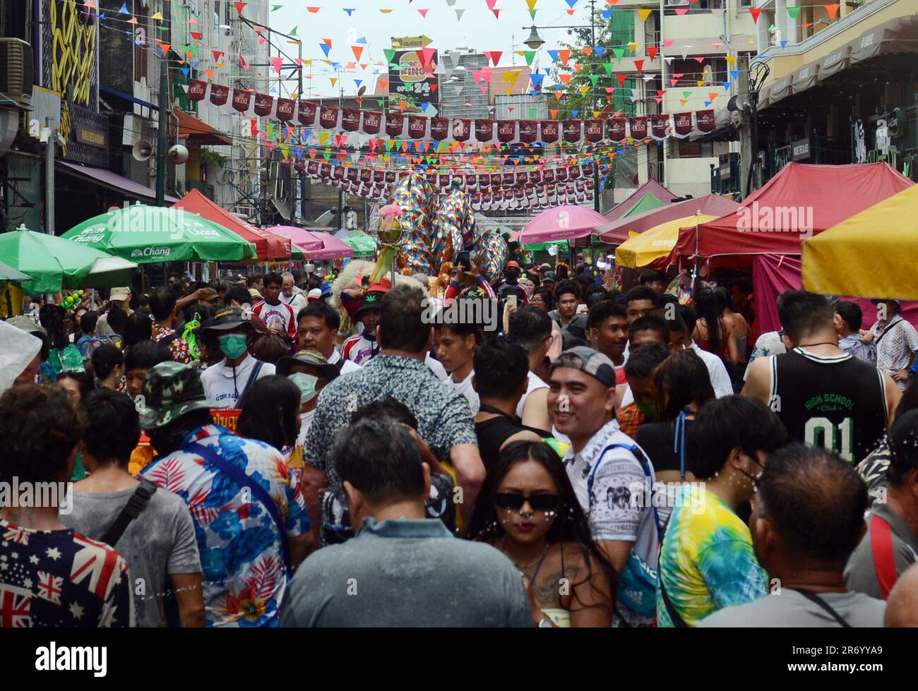 Des éclaboussures d'eau pendant les célébrations de Songkran (nouvel an thaïlandais) sur Khaosan Road, Banglamphu, Bangkok, Thaïlande. Banque D'Images