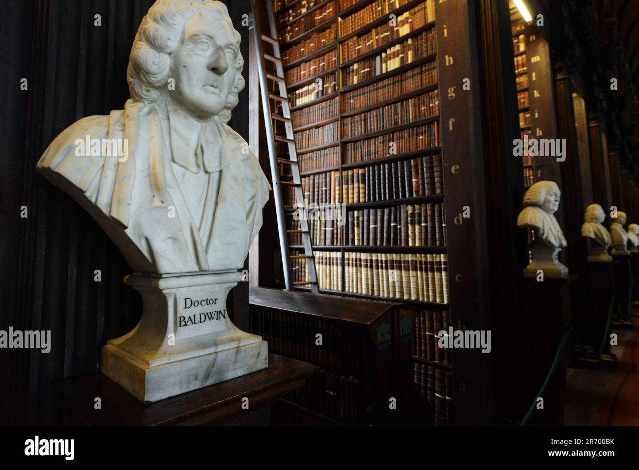 La salle longue de la bibliothèque Trinity College de Dublin, en Irlande. Banque D'Images