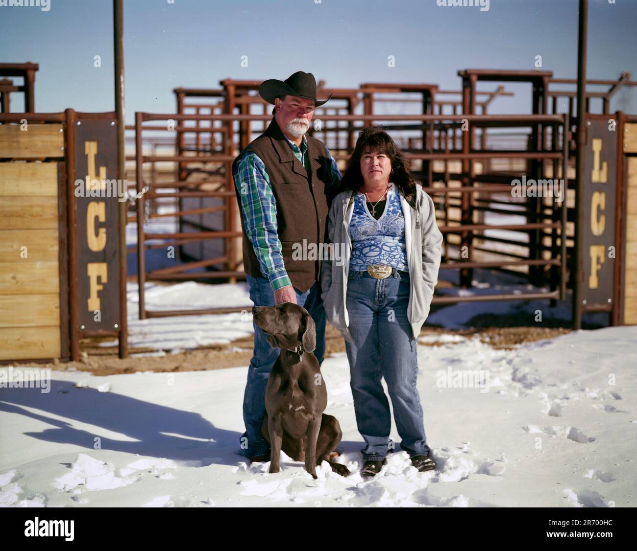 Le côté dur et sombre du Rodeo Cowboys : les parents d'un pilote de taureau classé au niveau national posent pour leur portrait. Leur fils est décédé il y a quelques mois d'un surdosage d'héroïne. Banque D'Images