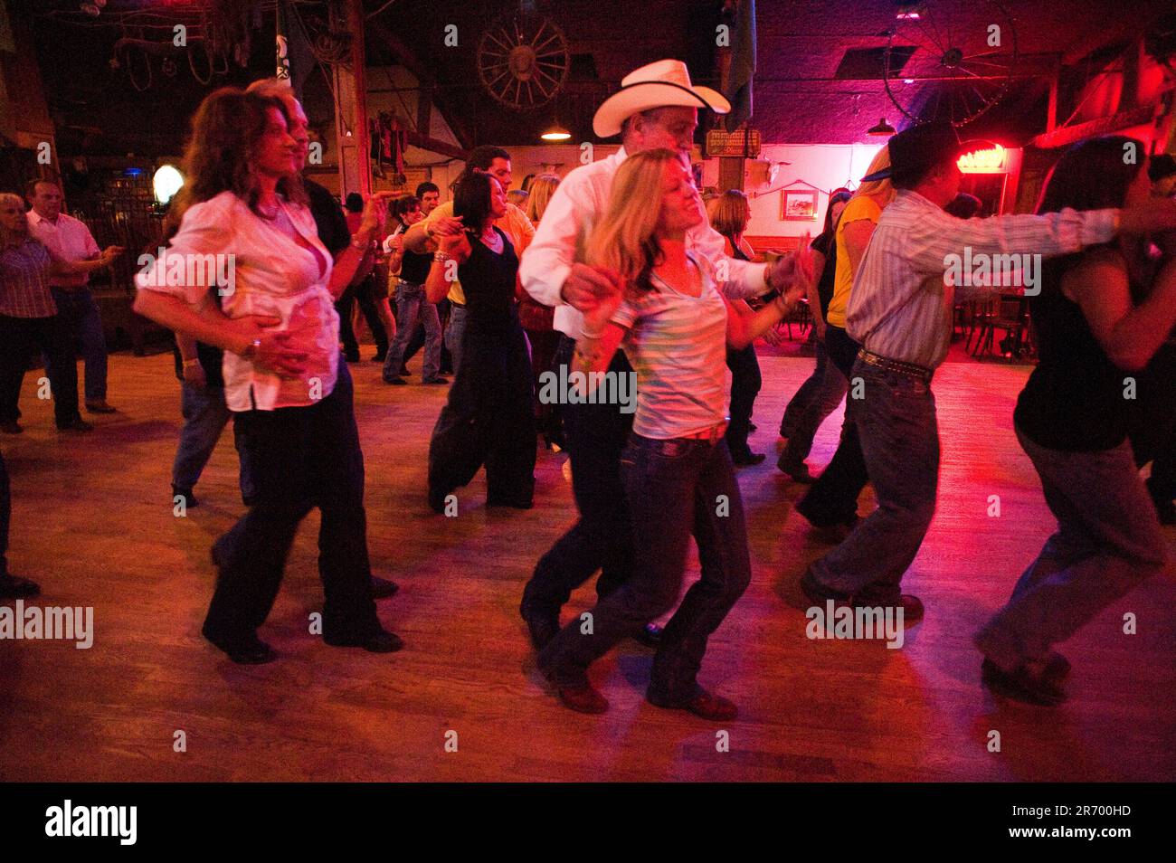 Le côté dur et sombre des Cowboys de Rodeo : les coureurs de taureaux, les fans et les danseurs de campagne apprécient la musique post-rodéo Banque D'Images