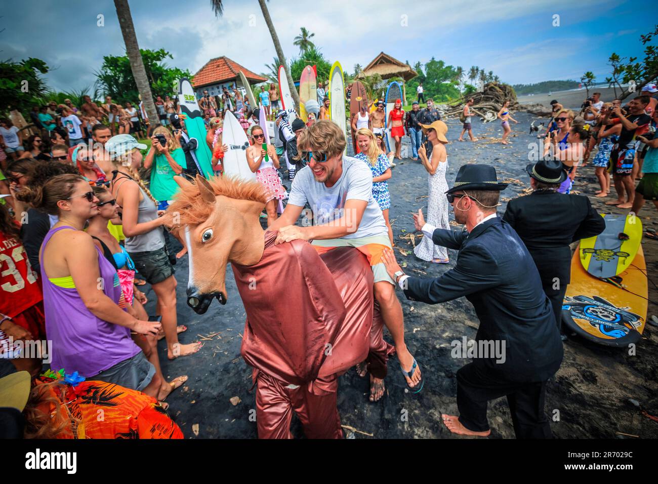 Surfez dans un costume de carnaval, Bali, Indonésie. Banque D'Images