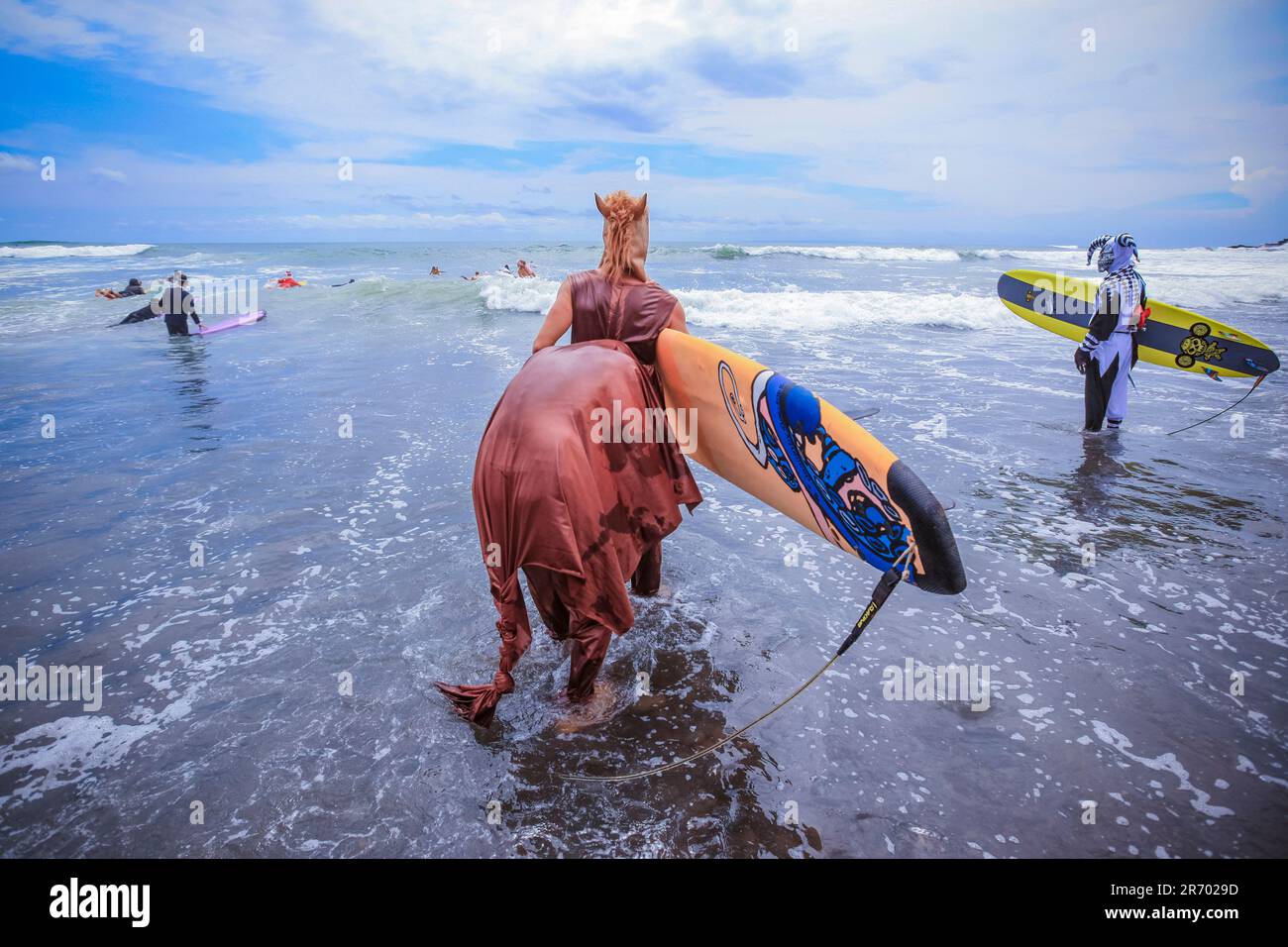 Surfez dans un costume de carnaval, Bali, Indonésie. Banque D'Images