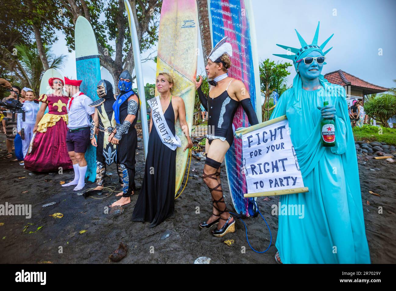 Surfez dans un costume de carnaval, Bali, Indonésie. Banque D'Images