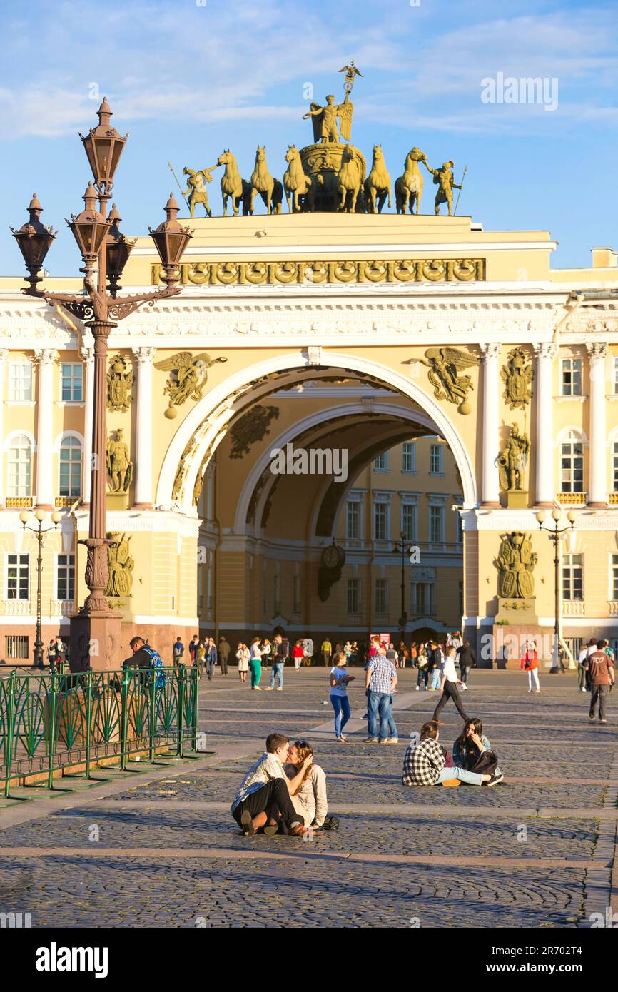 Personnes à la place du Palais à Saint-Pétersbourg, Russie Banque D'Images