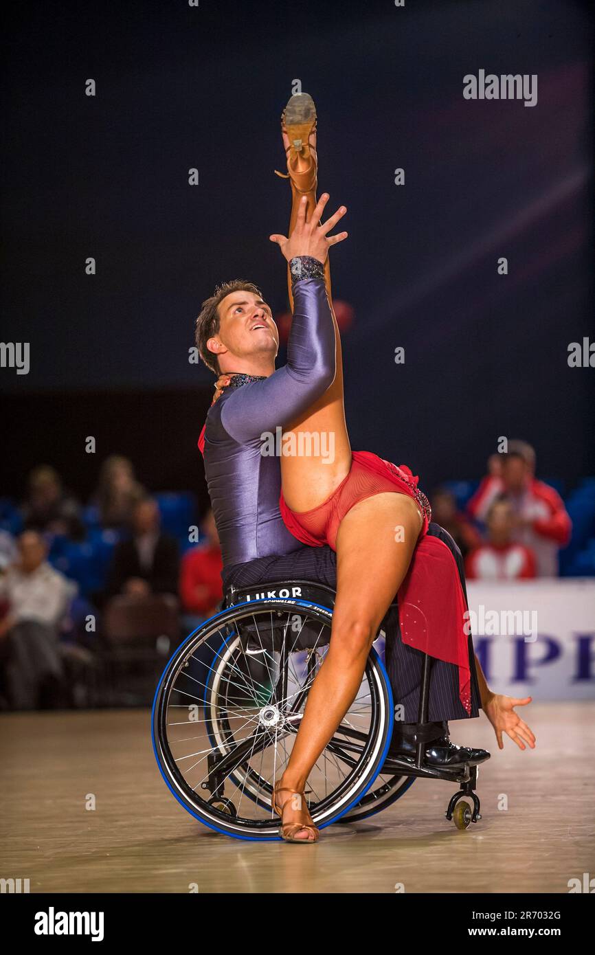 Couple dansant en fauteuil roulant en Russie Banque D'Images