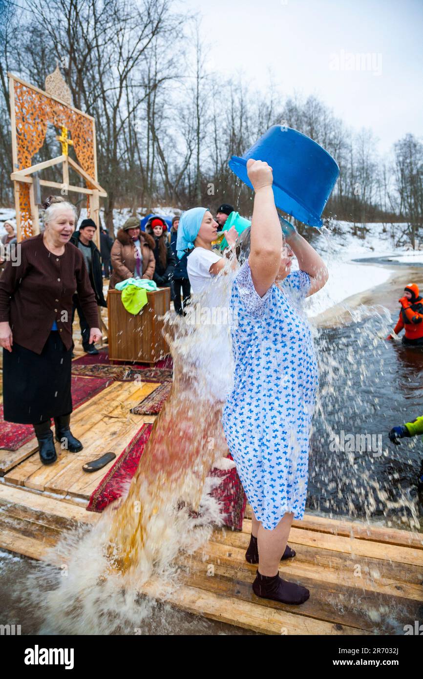 Femmes versant de l'eau froide pendant la tradition de noël en Russie Banque D'Images