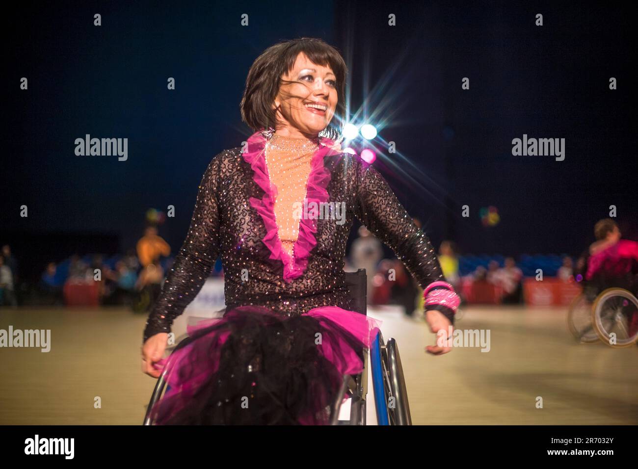 Portrait du fauteuil roulant féminin souriant Contestant en Russie Banque D'Images