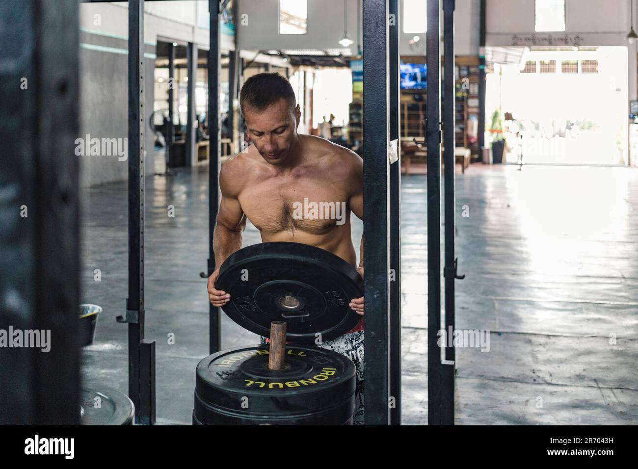 Homme préparant la barbell en salle de gym, Canggu, Bali, Indonésie Banque D'Images