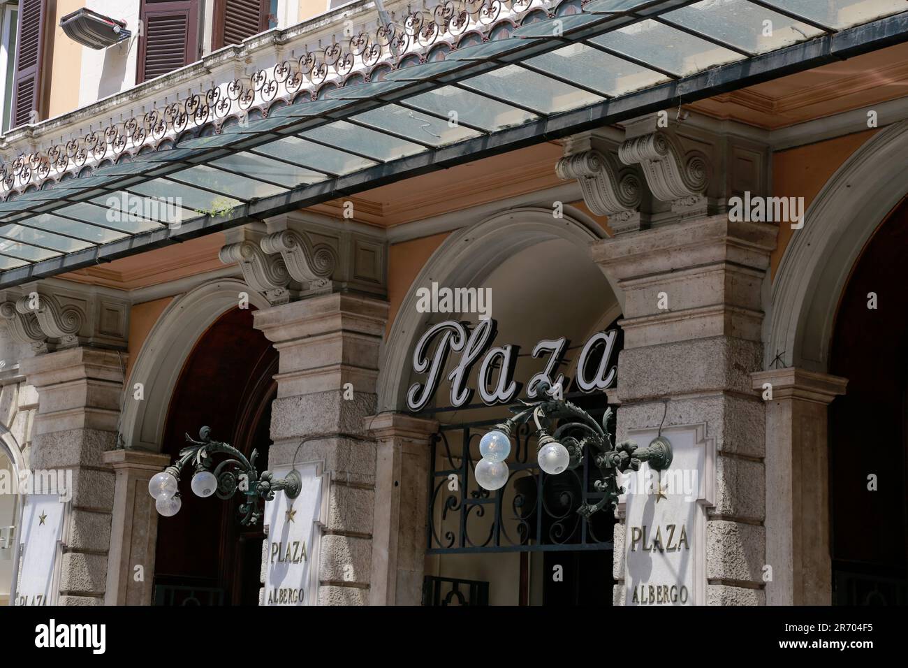 Via dei Condotti, vitrines de luxe à Rome, Italie Banque D'Images